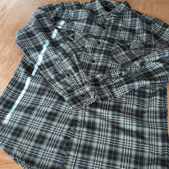 Hurley Nike drifit flannel. Size M - Picture 2 of 4
